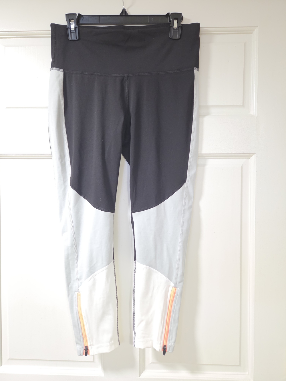 Xersion Black, Light Gray & White Colorblock Athletic Leggings with Orange Zips